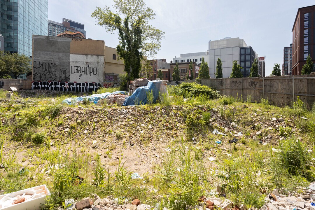 24-19 Jackson Ave in Long Island City, NY - Building Photo
