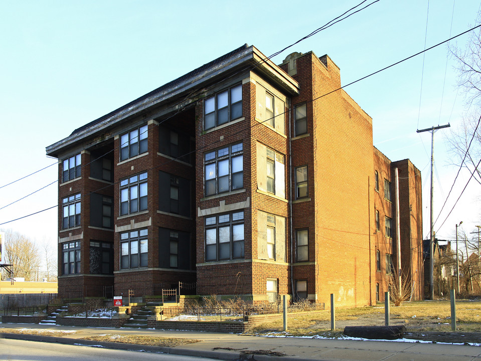 8012 Carnegie Ave in Cleveland, OH - Building Photo