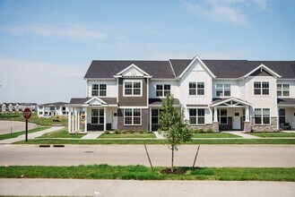 911 SW Des Moines St in Ankeny, IA - Building Photo - Building Photo