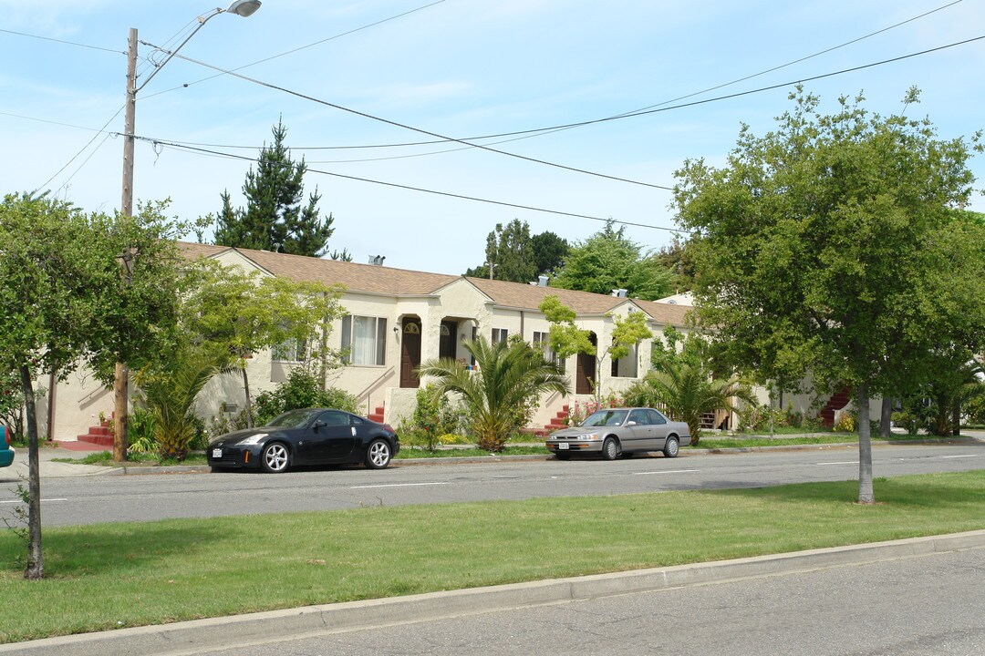 2552-2562 Sacramento St in Berkeley, CA - Building Photo