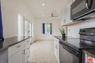 3736 Buena Park Dr in Studio City, CA - Foto de edificio - Building Photo