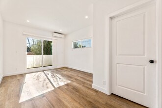 5702 Vanalden Ave in Tarzana, CA - Foto de edificio - Building Photo