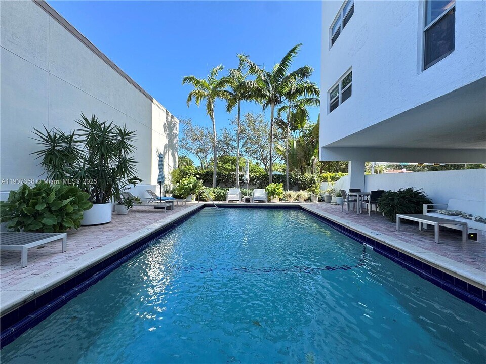 1300 Alton Rd in Miami Beach, FL - Building Photo
