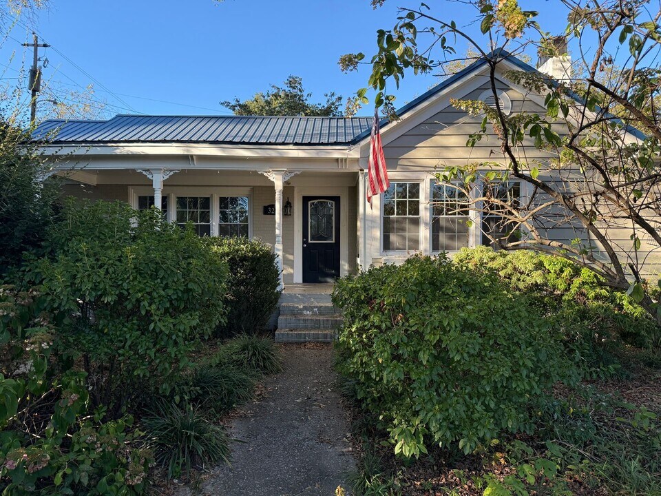 325 N White St in Carrollton, GA - Building Photo