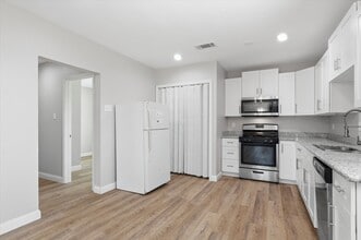 8902 Courtney Dr in Highlands, TX - Building Photo - Building Photo