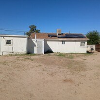 35205 Birch Rd in Barstow, CA - Building Photo