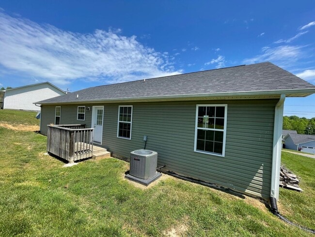 2042 Jonathan Dr in Baneberry, TN - Building Photo - Building Photo