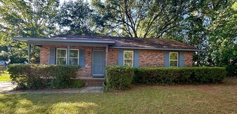 214 Thomas Dr in Sumter, SC - Building Photo