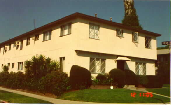 7039 Whitsett Ave in North Hollywood, CA - Building Photo - Building Photo