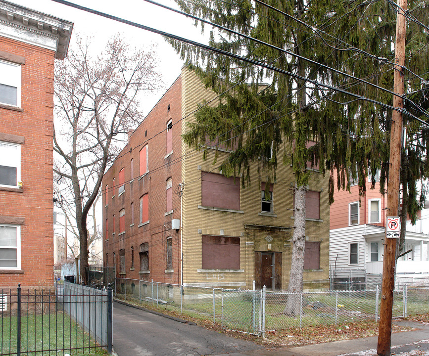 17 Cabot St in Hartford, CT - Building Photo