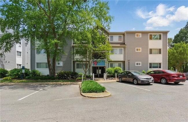 500 Ocean Trace Arch, Unit 201 in Virginia Beach, VA - Foto de edificio - Building Photo
