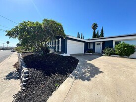 1407 La Corta Cir in Lemon Grove, CA - Building Photo