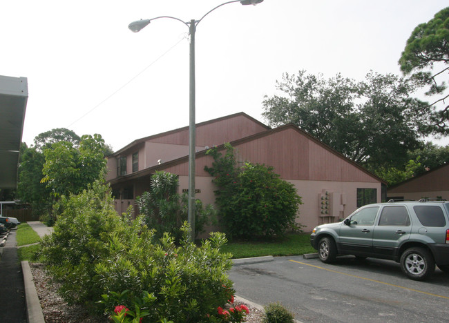 5703-5719 Summer Side Ln in Sarasota, FL - Foto de edificio - Building Photo