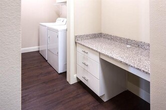 801 N Bishop Ave in Dallas, TX - Building Photo - Building Photo