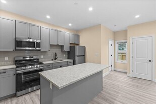 86-88-88 N Winooski Ave in Burlington, VT - Building Photo