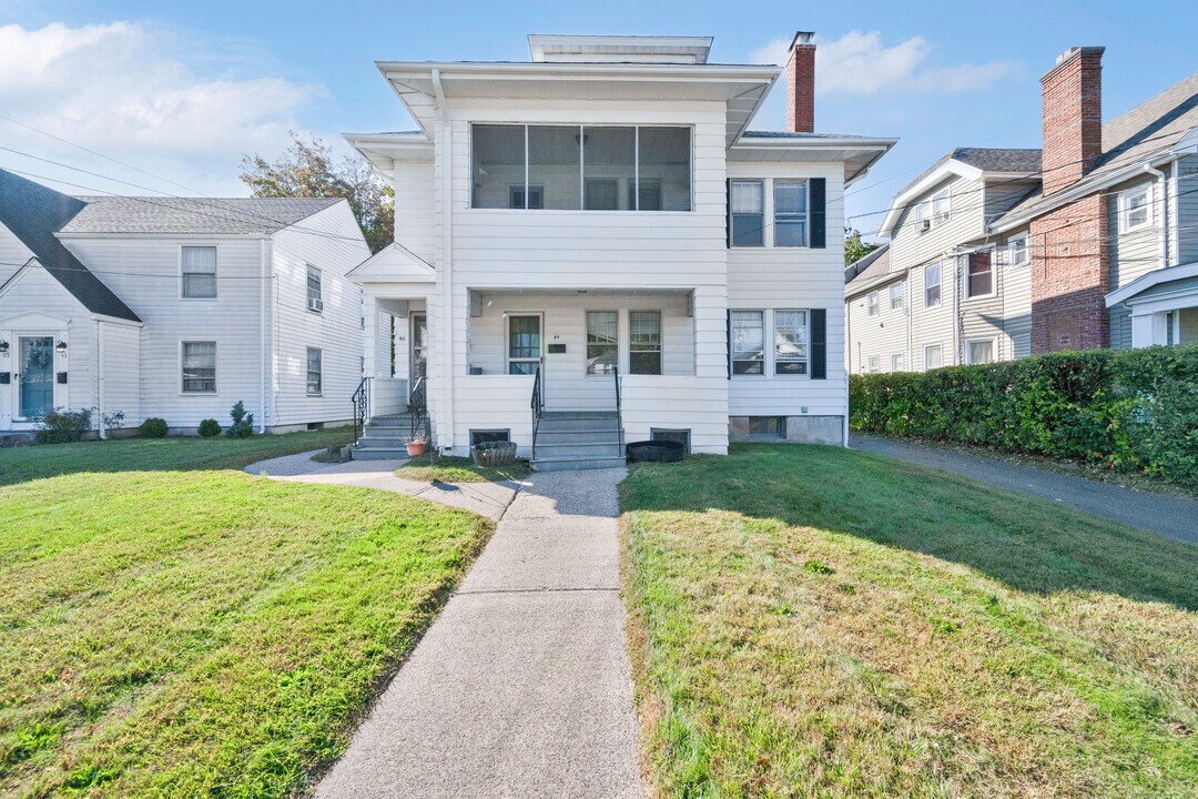 89 Maplewood Ave in West Hartford, CT - Building Photo