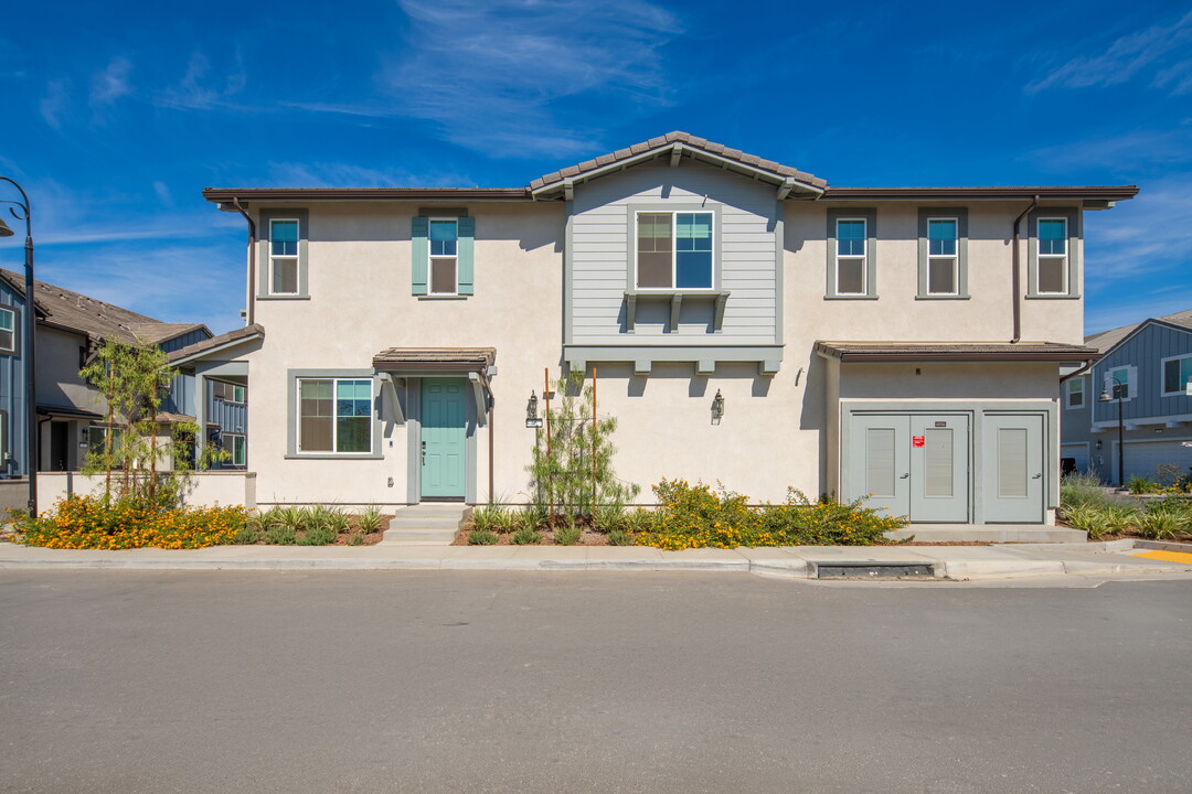 4252 S Hibiscus Paseo in Ontario, CA - Building Photo