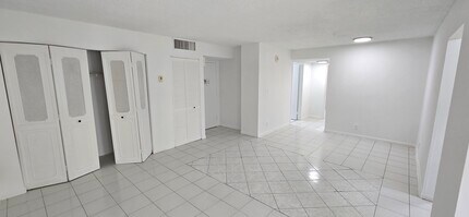 16919 N Bay Rd, Unit 421 in Sunny Isles Beach, FL - Building Photo - Building Photo