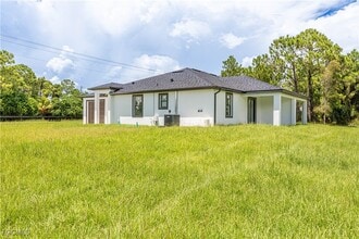 719 Homestead Rd S in Lehigh Acres, FL - Foto de edificio - Building Photo