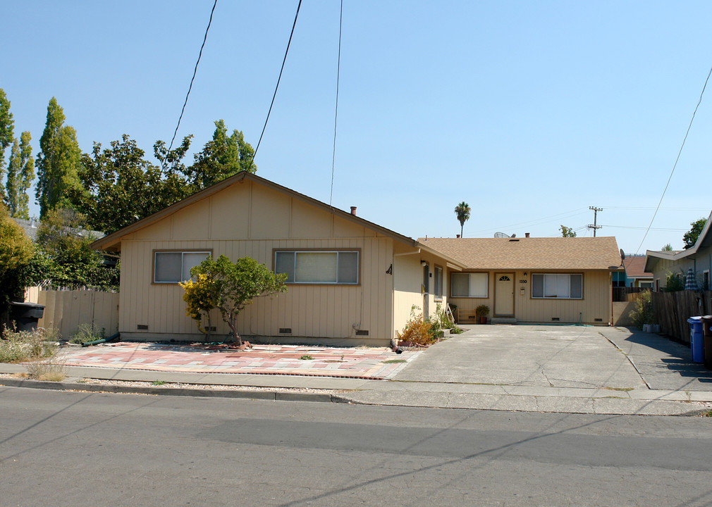 1248 Martha Way in Santa Rosa, CA - Foto de edificio