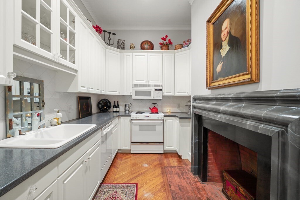 230 Commonwealth Ave in Boston, MA - Building Photo