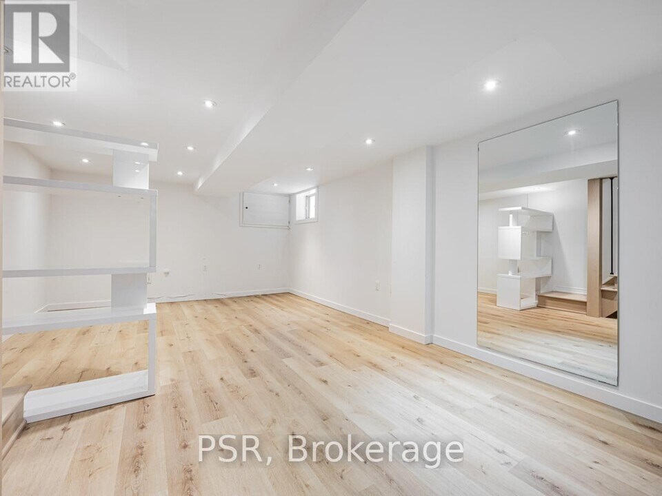 371 McRoberts Ave in Toronto, ON - Building Photo
