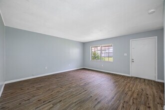 Sunny Point in Brooksville, FL - Foto de edificio - Building Photo