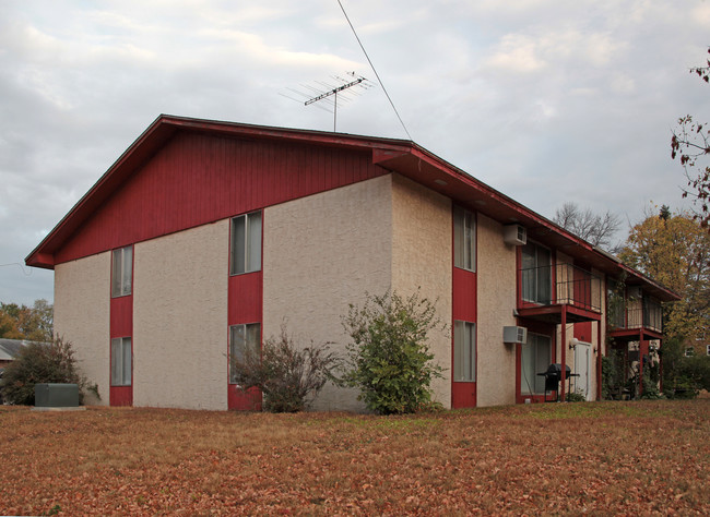 915 Stevens Ave in Glencoe, MN - Foto de edificio - Building Photo