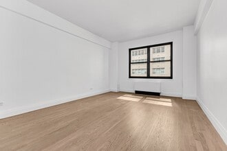 140 E 56th St in New York, NY - Building Photo - Building Photo