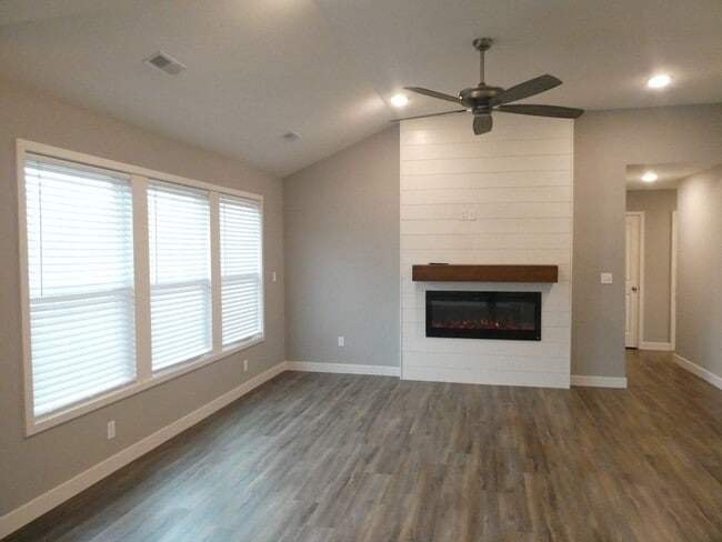 305 Green Meadows Cir in Columbia, MO - Building Photo - Building Photo