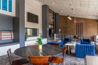 Iroquois Club in Naperville, IL - Foto de edificio - Building Photo