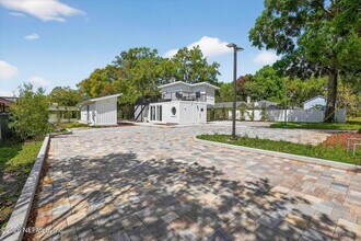 8778 Waterfront Terrace, Unit A in Jacksonville, FL - Foto de edificio - Building Photo