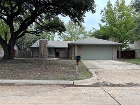 2514 Livingston Ln in Grand Prairie, TX - Building Photo