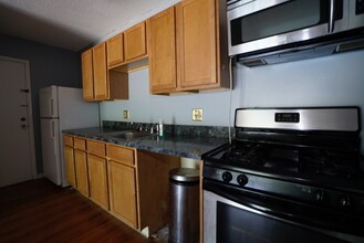 1700 SW 16th Ct, Unit Summit House H21 in Gainesville, FL - Foto de edificio - Building Photo