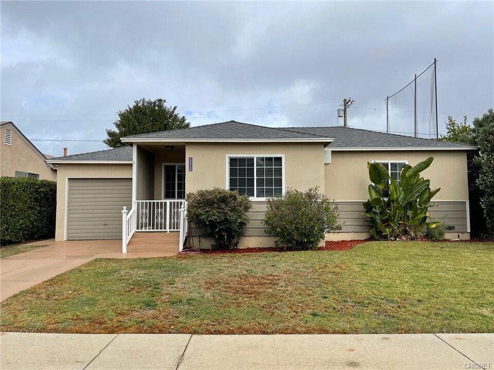17919 Emelita St in Encino, CA - Foto de edificio