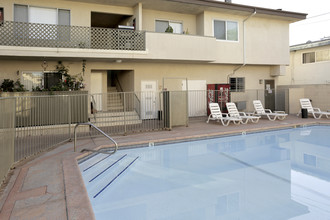 Anza North Apartments in Torrance, CA - Foto de edificio - Building Photo