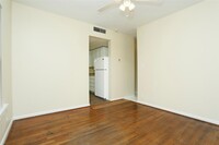 511 W Gray St photo'