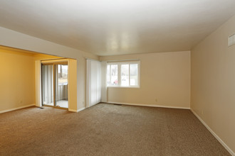 Carriage Hill Apartments in Peoria, IL - Building Photo - Interior Photo