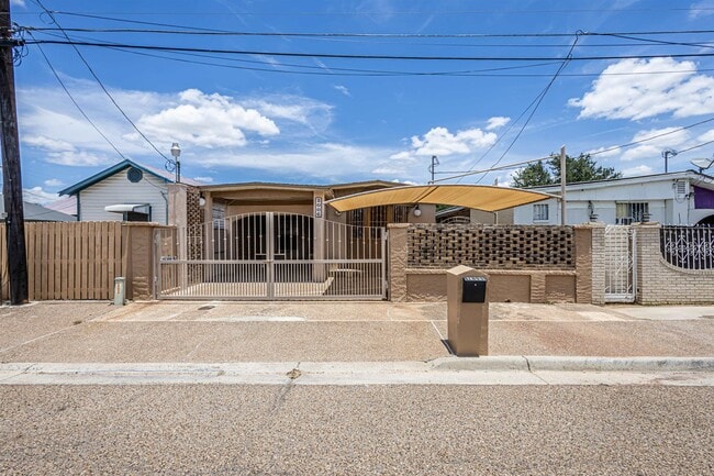 property at 2006 Piedra China St