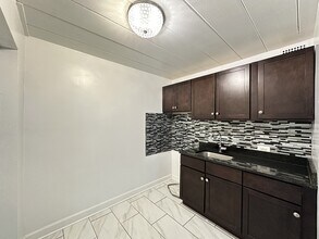 1360 W Touhy Ave in Chicago, IL - Building Photo - Building Photo