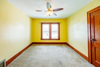 209 W 4th St in Muscatine, IA - Foto de edificio - Building Photo