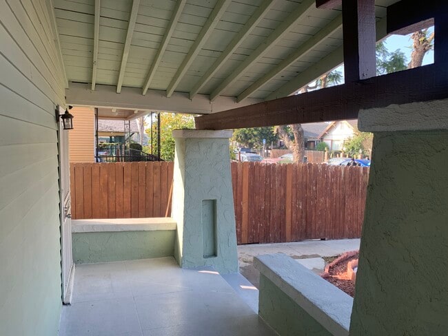 1386 W 38th St, Unit 1386 in Los Angeles, CA - Foto de edificio - Building Photo