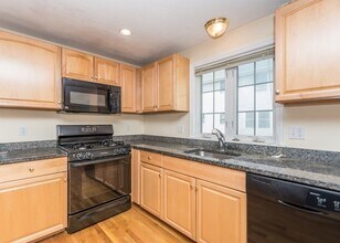 1005 Trapelo Rd in Waltham, MA - Foto de edificio - Building Photo