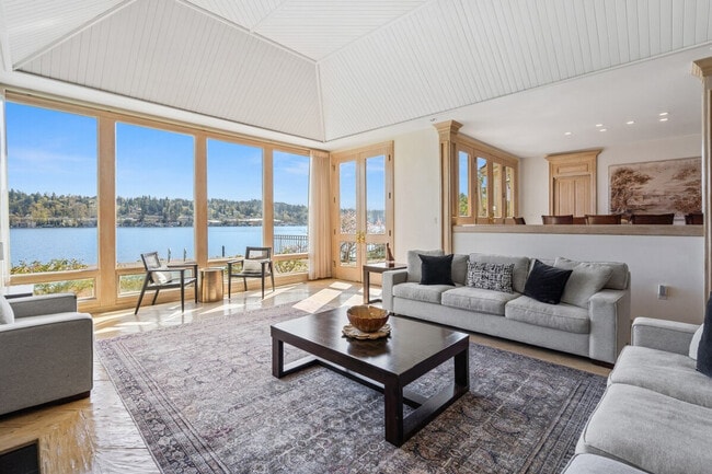 6408 E Mercer Way in Mercer Island, WA - Building Photo - Building Photo