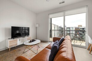 633 E Main St, Unit ID1031629P in Louisville, KY - Building Photo