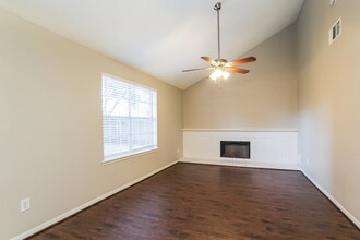 2305 Parkview Dr in Pearland, TX - Building Photo - Building Photo