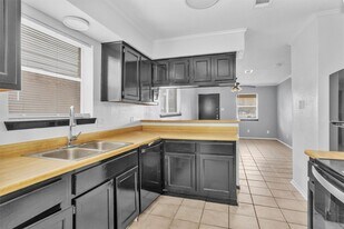 1035 Lovett St in Tomball, TX - Building Photo