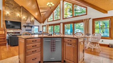 21 Hemlock Point Rd in Sebago, ME - Foto de edificio - Building Photo