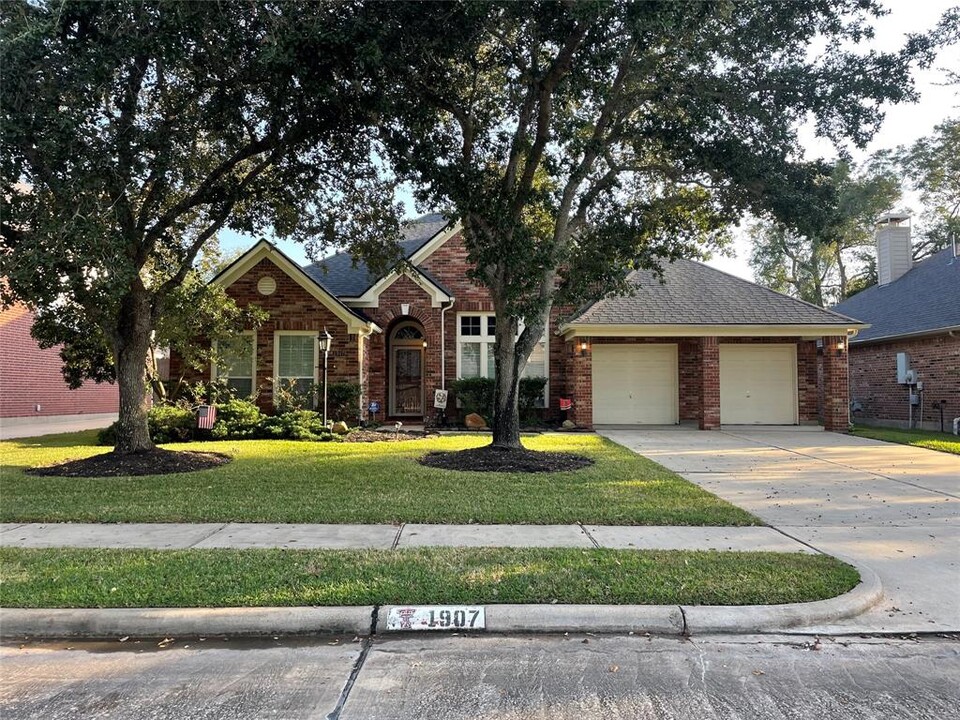 1907 Lake Arrowhead Dr in Richmond, TX - Building Photo