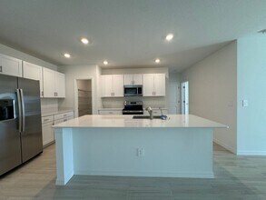 11661 Radiant Shr Lp in San Antonio, FL - Building Photo - Building Photo